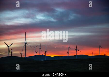 Tramonto sui mulini a vento di Altamont Pass su Highhway 580 nella California del Nord. Foto Stock