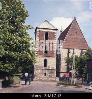 Wiœlica 06.1985. Kolegiata pw. Narodzenia Najœwiêtszej Marii Panny, gotycki koœció³ wzniesiony w XIV wieku przez króla Kazimierza Wielkiego. NZ. zachodnia fasada. wb PAP/Jan Morek Dok³adny dzieñ wydarzenia nieustalony. Wislica, giugno 1985. La facciata occidentale della Collegiata Basilica della nascita della Beata Vergine Maria a Wiœlica, una chiesa gotica del XIV secolo eretta da re Casimir il grande. wb PAP/Jan Morek evento giorno sconosciuto Foto Stock