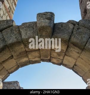 Acquedotto di San Lazaro resti romani, Merida, Spagna. Keystone all'apice dell'arco in muratura Foto Stock