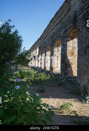 L'acquedotto di San Lazaro resti medievali, Merida, Spagna. Infrastruttura che ha portato acqua proveniente da sorgenti sotterranee e ruscelli Foto Stock