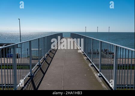 Vista su Afsluidijk, lunga diga con autostrada per la protezione dei Paesi Bassi dalle acque del Mare del Nord Foto Stock
