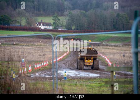 Wendover, Regno Unito. 9th dicembre 2021. HS2 Ltd hanno ora liberato il campo DI GUERRA di resistenza attiva di Wendover dove gli attivisti anti HS2 hanno vissuto per circa due anni e di fronte al campo precedente si stanno preparando a costruire un enorme composto HS2 dove una fabbrica di bentonite sarà situata. Gli abitanti di Wendover sono furiosi per l'impatto che HS2 sta avendo sulla campagna e habitat di fauna selvatica nella graziosa cittadina di mercato. La controversa ferrovia ad alta velocità 2 è estremamente sovraccarica e la parte orientale del progetto è stata recentemente annullata. Credit: Maureen McLean/Alamy Foto Stock