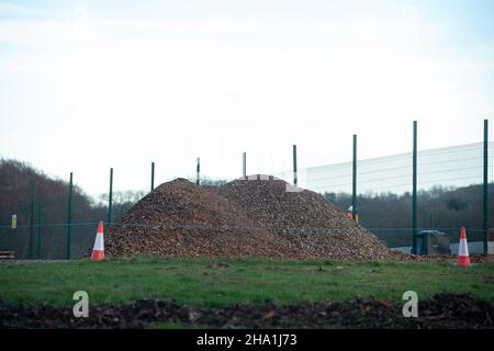 Wendover, Regno Unito. 9th dicembre 2021. Alberi si trasformarono in trucioli di legno entro il HS2. HS2 Ltd hanno ora liberato il campo DI GUERRA di resistenza attiva di Wendover dove gli attivisti anti HS2 hanno vissuto per circa due anni e di fronte al campo precedente si stanno preparando a costruire un enorme composto HS2 dove una fabbrica di bentonite sarà situata. Gli abitanti di Wendover sono furiosi per l'impatto che HS2 sta avendo sulla campagna e habitat di fauna selvatica nella graziosa cittadina di mercato. La controversa ferrovia ad alta velocità 2 è estremamente sovraccarica e la parte orientale del progetto è stata recentemente annullata. Credit: Maureen McLean/Alamy Foto Stock