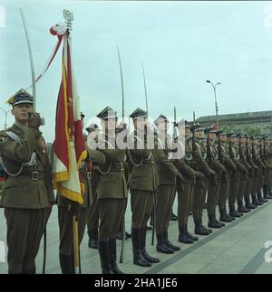 Warszawa 09.05.1985. Obchody 40. Rocznicy zakoñczenia II wojny œwiatowej. Uroczyste sk³adanie wieñców Przy Grobie Nieznanego ¯o³nierza. defilada wojskowa na placu Zwyciêstwa. ka PAP/Tadeusz ZagoŸdziñski Varsavia, 9 maggio 1985. Le cerimonie che segnano il 40° anniversario della fine della seconda guerra mondiale. Una cerimonia di posa della corona alla Tomba del Milite Ignoto. Nella foto: Una parata militare in Piazza Zwyciestwa. ka PAP/Tadeusz Zagozdzinski Foto Stock