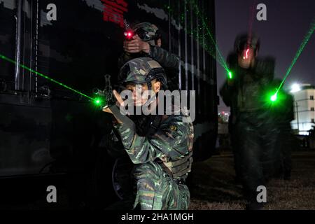 BEHAI, CINA - 6 DICEMBRE 2021 - i membri delle forze speciali svolgono una formazione antiterrorismo completa di notte a Beihai City, South China's G Foto Stock