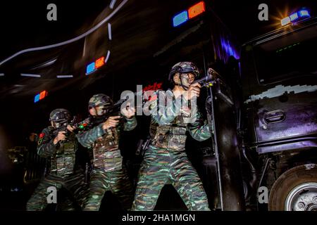 BEHAI, CINA - 6 DICEMBRE 2021 - i membri delle forze speciali svolgono una formazione antiterrorismo completa di notte a Beihai City, South China's G Foto Stock