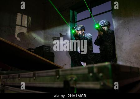 BEHAI, CINA - 6 DICEMBRE 2021 - i membri delle forze speciali svolgono una formazione antiterrorismo completa di notte a Beihai City, South China's G Foto Stock