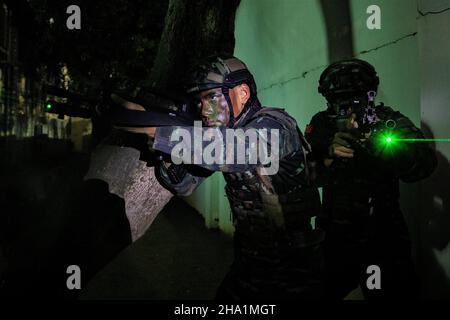 BEHAI, CINA - 6 DICEMBRE 2021 - i membri delle forze speciali svolgono una formazione antiterrorismo completa di notte a Beihai City, South China's G Foto Stock