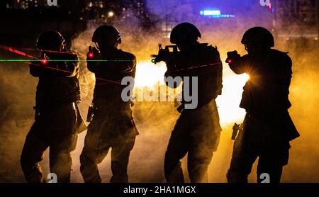 BEHAI, CINA - 6 DICEMBRE 2021 - i membri delle forze speciali svolgono una formazione antiterrorismo completa di notte a Beihai City, South China's G Foto Stock