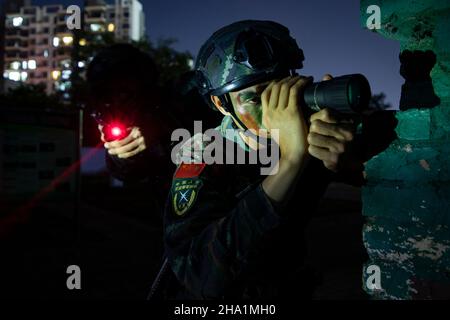 BEHAI, CINA - 6 DICEMBRE 2021 - i membri delle forze speciali svolgono una formazione antiterrorismo completa di notte a Beihai City, South China's G Foto Stock