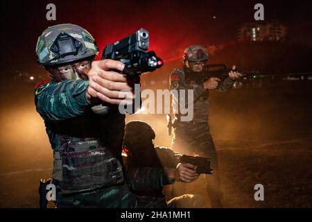 BEHAI, CINA - 6 DICEMBRE 2021 - i membri delle forze speciali svolgono una formazione antiterrorismo completa di notte a Beihai City, South China's G Foto Stock