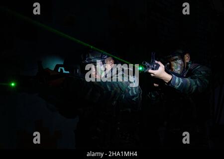 BEHAI, CINA - 6 DICEMBRE 2021 - i membri delle forze speciali svolgono una formazione antiterrorismo completa di notte a Beihai City, South China's G Foto Stock