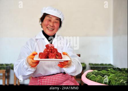 YICHANG, CINA - DECEBER 4, 2021 - gli Inheritors of intangible Cultural Heritage Skills Xiao ShiJu fanno 'Xiao Yao GU' la cagliata di fagioli fermentati a Yichang, Hu Foto Stock