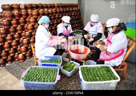 YICHANG, CINA - DECEBER 4, 2021 - gli Inheritors of intangible Cultural Heritage Skills Xiao ShiJu fanno 'Xiao Yao GU' la cagliata di fagioli fermentati a Yichang, Hu Foto Stock