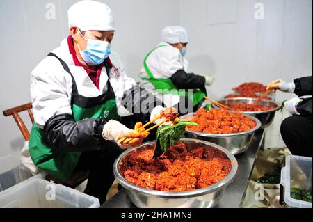 YICHANG, CINA - DECEBER 4, 2021 - gli Inheritors of intangible Cultural Heritage Skills Xiao ShiJu fanno 'Xiao Yao GU' la cagliata di fagioli fermentati a Yichang, Hu Foto Stock