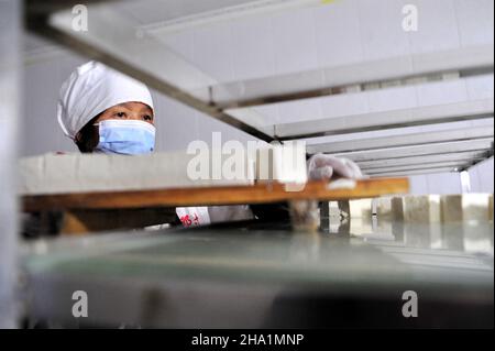 YICHANG, CINA - DECEBER 4, 2021 - gli Inheritors of intangible Cultural Heritage Skills Xiao ShiJu fanno 'Xiao Yao GU' la cagliata di fagioli fermentati a Yichang, Hu Foto Stock