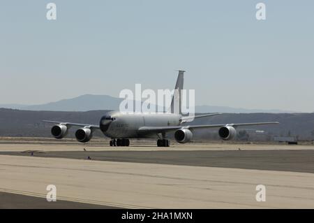 United States Air Force KC-135R taxi autocisterna dopo l'atterraggio a MCAS Miramar a San Diego, California Foto Stock
