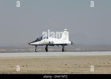 United States Air Force T-38 taxi dopo l'atterraggio alla base dell'aeronautica di Edwards in California. Foto Stock