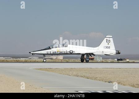 United States Air Force T-38 taxi dopo l'atterraggio alla base dell'aeronautica di Edwards in California. Foto Stock