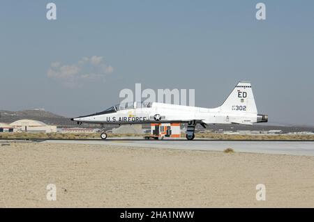 United States Air Force T-38 taxi dopo l'atterraggio alla base dell'aeronautica di Edwards in California. Foto Stock