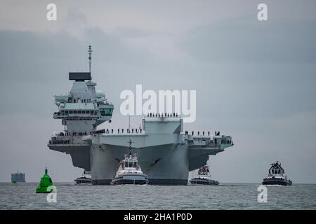 La regina Elisabetta (R08) tornò a Portsmouth, Regno Unito il 9th dicembre 2021 dal suo primo dispiegamento operativo di 7 mesi all'Indo-Pacific. Foto Stock