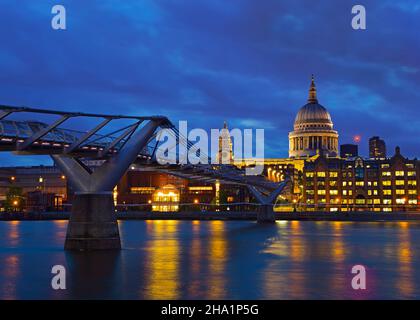 Millennium Bridge e St Pauls Cathedral a Dusk, Londra, Regno Unito Foto Stock