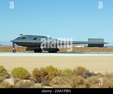 Northrup B-2 Spirit Bomber atterra alla base dell'aeronautica militare di Edwards nel deserto di Mojave in California. Foto Stock