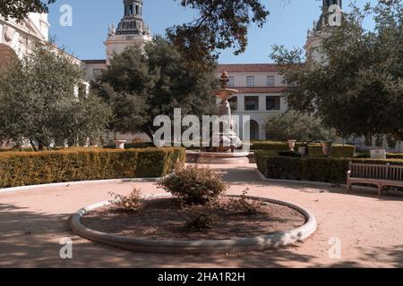Il cortile del municipio di Pasadena, la fontana e i giardini formali, esposti nella contea di Los Angeles. Foto Stock