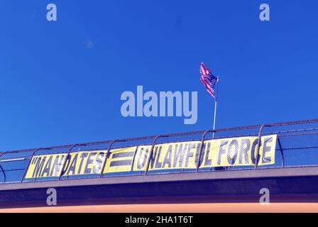 segno che protesta mandati proteste forza illegale sul cavalcavia sulla hwy 101 a san rafael california usa Foto Stock