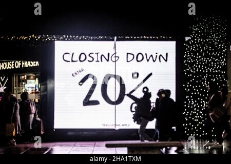 Londra, Regno Unito. 09th Dic 2021. Il pubblico generale è visto camminare oltre l'entrata della Casa di Fraser in Oxford Street. House of Fraser ha annunciato di chiudere il suo negozio di 142 anni di punta dipartimentale a Londra per lo sviluppo nel gennaio 2022. Credit: SOPA Images Limited/Alamy Live News Foto Stock
