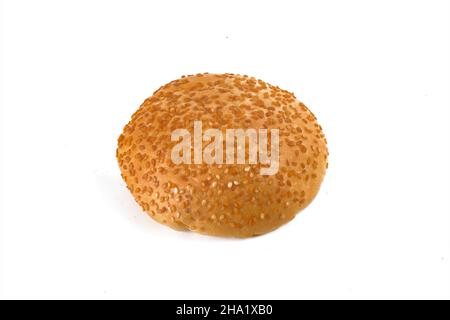 hamburger buns cosparso di semi di sesamo, isolato su sfondo bianco, Foto Stock