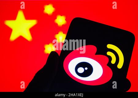 Ucraina. 09th Dic 2021. In questa foto, un logo Weibo (Sina Weibo) di una piattaforma di social media cinese è visto su uno smartphone con una bandiera della Cina sullo sfondo. Credit: SOPA Images Limited/Alamy Live News Foto Stock