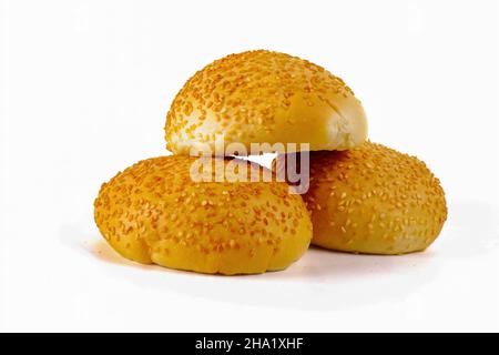 hamburger buns cosparso di semi di sesamo, isolato su sfondo bianco, Foto Stock