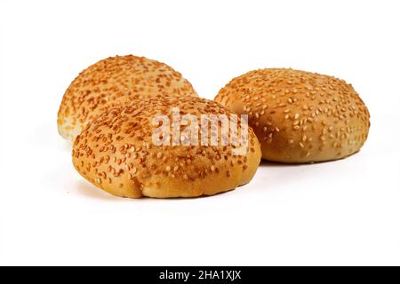 hamburger buns cosparso di semi di sesamo, isolato su sfondo bianco, Foto Stock