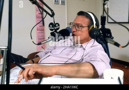 Molto tempo prima che la CNN Larry King aveva un popolare programma radiofonico che ha iniziato tardi e andato per la parte migliore della notte. TIME magazine.. Ricordo che avevo lavorato tutto il giorno in quel giorno. Ho fotografato la prima parte del programma radiofonico rimanendo fuori del senso e rimanendo tranquillo. Re non aveva ospiti ed era solo lui seduto a parlare ai suoi microfoni. Ero determinato a rimanere fino alla fine del programma appena nel caso un'immagine accadesse. Finora niente e io kinda andato a dormire. Re guardò, portò un microfono sopra, mi svegliò, e cominciò ad intervistare il fotografo DELLA rivista TIME. Foto Stock