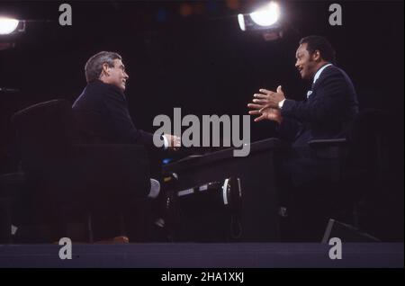 Fotografi ad Atene che coprono Bush 41. Wally McNamee, Dennis Cook Tim Clary, Gary Hershorn, Diana Walker, Dennis Brack, Charles Arbushaw Dan piuttosto nella cabina di ancoraggio CBS intervistando Rev. Jesse Jacksopnm al 1988 Democratic Convention.Photography di Dennis Brack. bb80 Foto Stock