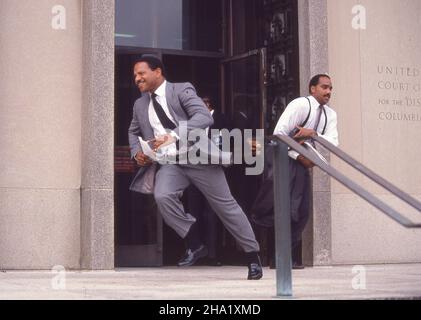 La E.. Il tribunale federale di Barrett Prettyman a Washington aveva una regola: Non è possibile utilizzare dispositivi elettronici all'interno dell'edificio. I giornalisti della televisione hanno spesso corso dall'edificio alle loro posizioni di stanza per essere i primi a riferire sulle decisioni importanti. Fotografia di Dennis Brack. bb80 Foto Stock