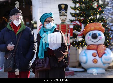 Parigi, Francia. 9th Dic 2021. Le persone che indossano maschere visitano un mercatino di Natale a Parigi, Francia, 9 dicembre 2021. La Francia mercoledì ha registrato un nuovo record giornaliero di infezioni dal novembre 2020 con 61.340 nuovi casi COVID-19 confermati nelle ultime 24 ore. Questo porta il numero complessivo di casi COVID-19 nel paese a 8.048.931. Credit: Gao Jing/Xinhua/Alamy Live News Foto Stock