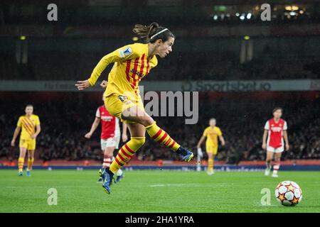 Londra, Regno Unito. 09th Dic 2021. Londra, Inghilterra, Dicembre 9th 20 Aitana Bonmati (14 Barcellona) calcia la palla durante la partita UEFA Womens Champions League Group C tra Arsenal e Barcellona all'Emirates Stadium di Londra, Inghilterra Natalie Mincher/SPP Credit: SPP Sport Press Photo. /Alamy Live News Foto Stock