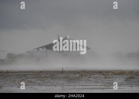 United States Marine Corps AV-8B Harrier II atterraggio nella nebbia (3 del 4) a MCAS Miramar, California. Foto Stock