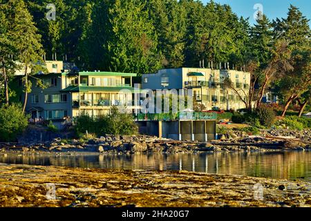 Il locanda del mare resort di vacanza situato al bordo delle acque sul canale di Stuart fra le isole del Golfo e la bella isola di Vancouver Foto Stock