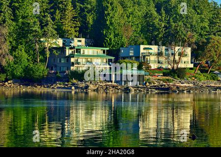 Il locanda del mare resort di vacanza situato al bordo delle acque sul canale di Stuart fra le isole del Golfo e la bella Vancouver Island B.C. Foto Stock