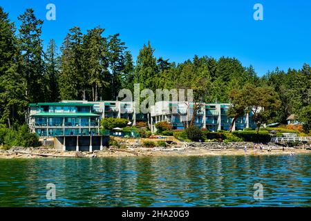 Il locanda del mare resort di vacanza situato al bordo delle acque sul canale di Stuart fra le isole del Golfo e la bella isola di Vancouver Foto Stock