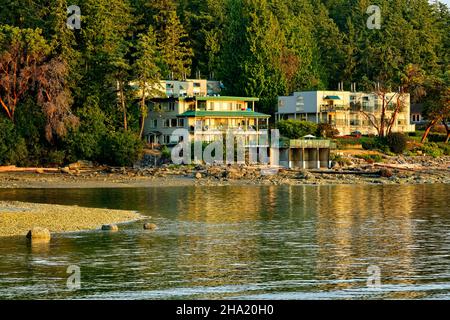 Il locanda del mare resort di vacanza situato al bordo dell'acqua sul canale di Stuart fra le isole del Golfo e la bella isola di Vancouver e British col Foto Stock