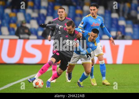 Napoli, Italia. 09th Dic 2021. Adam Ounas (SSC Napoli ) e Barnes Harvey (Leicester City) in azione durante la UEFA Europa League tra SSC Napoli e Leicester City allo Stadio Diego Armando Maradona. SSC Napoli vince il 3-2. (Foto di Agostino Gemito/Pacific Press) Credit: Pacific Press Media Production Corp./Alamy Live News Foto Stock