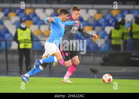 Napoli, Italia. 09th Dic 2021. Giovanni di Lorenzo (SSC Napoli) e Barnes Harvey (Leicester City) in azione durante la UEFA Europa League tra SSC Napoli e Leicester City allo Stadio Diego Armando Maradona. SSC Napoli vince il 3-2. (Foto di Agostino Gemito/Pacific Press) Credit: Pacific Press Media Production Corp./Alamy Live News Foto Stock