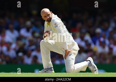 Brisbane, Australia. 10th Dic 2021. Nathan Lyon of Australia ha frustrato perché fa appello a Brisbane, Australia il 12/10/2021. (Foto di Patrick Hoelscher/News Images/Sipa USA) Credit: Sipa USA/Alamy Live News Foto Stock