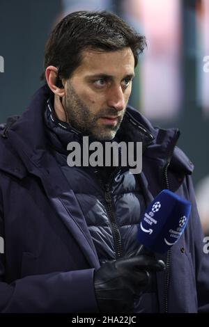 Bergamo, Italia. 9th Dic 2021. L'ex FC Internazionale e il calciatore Argentino Internazionale Diego Milito si occupa di commentare Amazon prime durante la partita della UEFA Champions League allo stadio di Bergamo, Bergamo. Il credito dovrebbe essere: Jonathan Moscarop/Sportimage Credit: Sportimage/Alamy Live News Foto Stock