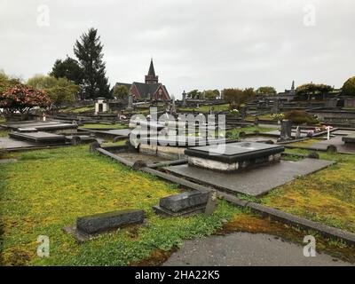 Cimitero storico di Ferndale in California con chiesa sullo sfondo Foto Stock