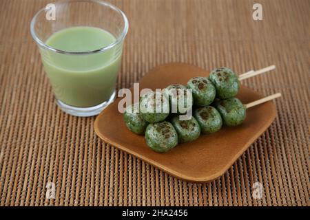 dango Mugwort gnocchi torta di riso giapponese pasticceria matcha verde latte tè isolato sul tavolo Foto Stock